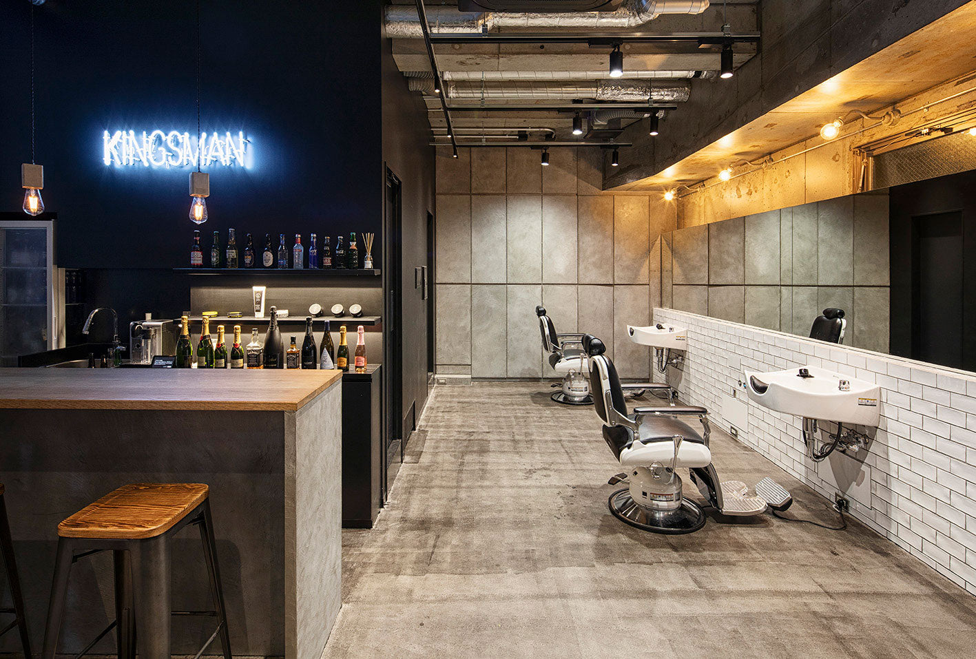 Legacy 95 - Sort og hvid motoriseret barberstol